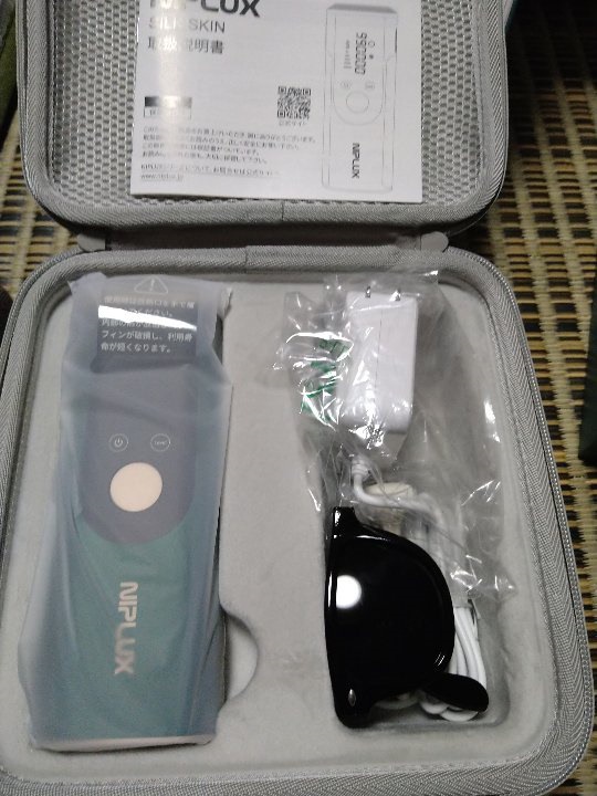 Qoo10] ニップラックス 自宅で簡単脱毛! 家庭用脱毛器 シルクの