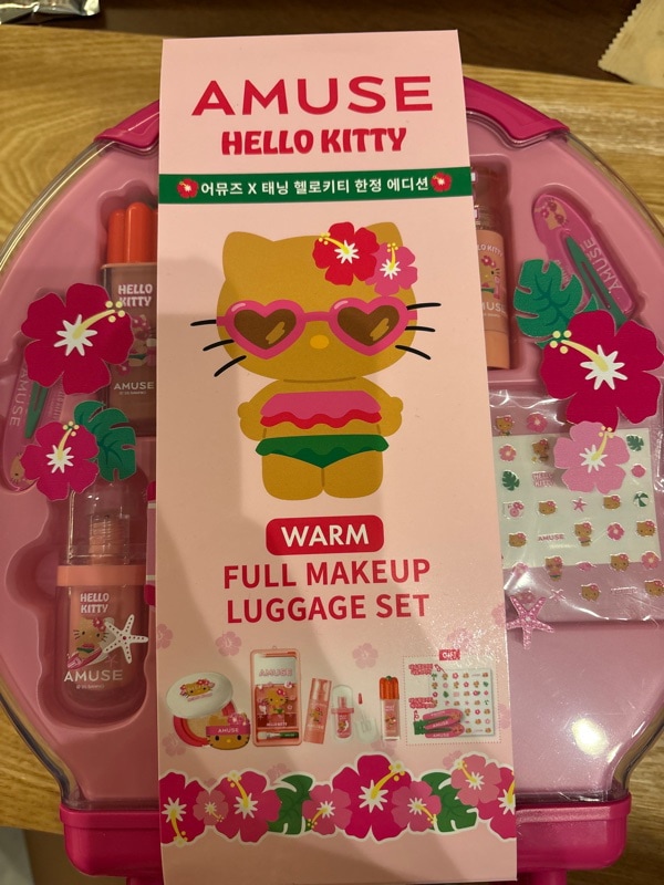 AMUSE × HELLO KITTY ラージキャリーセット Amuse.jp - Amuse.jp added a new photo.