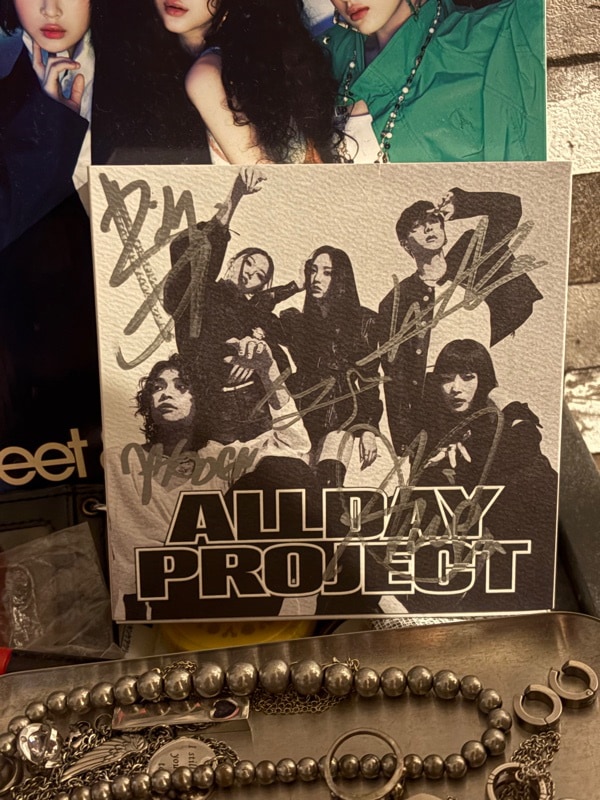 Qoo10] Mwave直筆サイン入り+公式トレカ特典 : KPOP