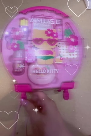 AMUSE × HELLO KITTY ラージキャリーセット 楽天市場】【AMUSE x 日焼けハローキティ】フルメイクアップ